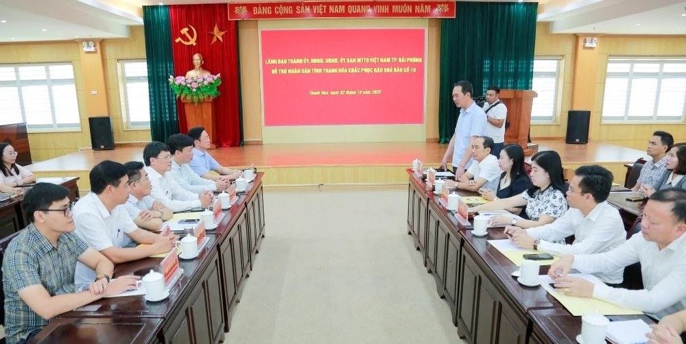 Các đồng chí lãnh đạo 2 địa phương dự buổi trao hỗ trợ. Các đồng chí lãnh đạo 2 địa phương dự buổi trao hỗ trợ.