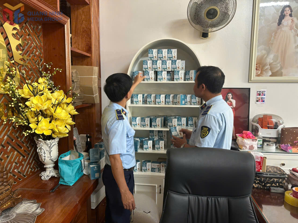 Đội QLTT số 4 kiểm tra đột xuất cơ sở kinh doanh “Hoàng Quyên Trà sữa Giảm cân”. (Ảnh: Báo Quảng Ninh) Đội QLTT số 4 kiểm tra đột xuất cơ sở kinh doanh “Hoàng Quyên Trà sữa Giảm cân”. (Ảnh: Báo Quảng Ninh)