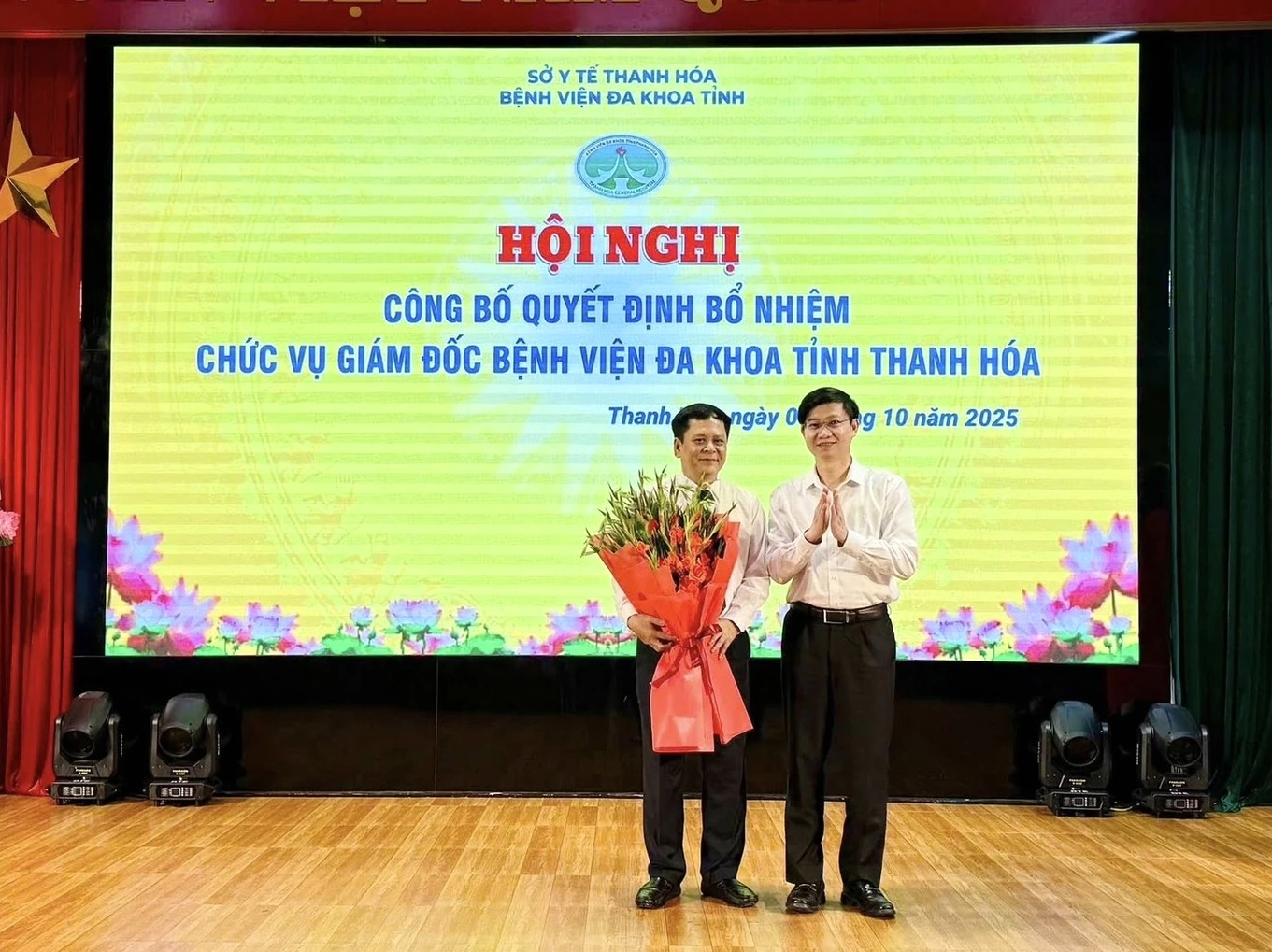 Giám đốc Sở Y tế Lê Văn Cường tặng hoa chúc mừng Tân Giám đốc Bệnh viện Đa khoa tỉnh Thanh Hóa Hoàng Hữu Trường.