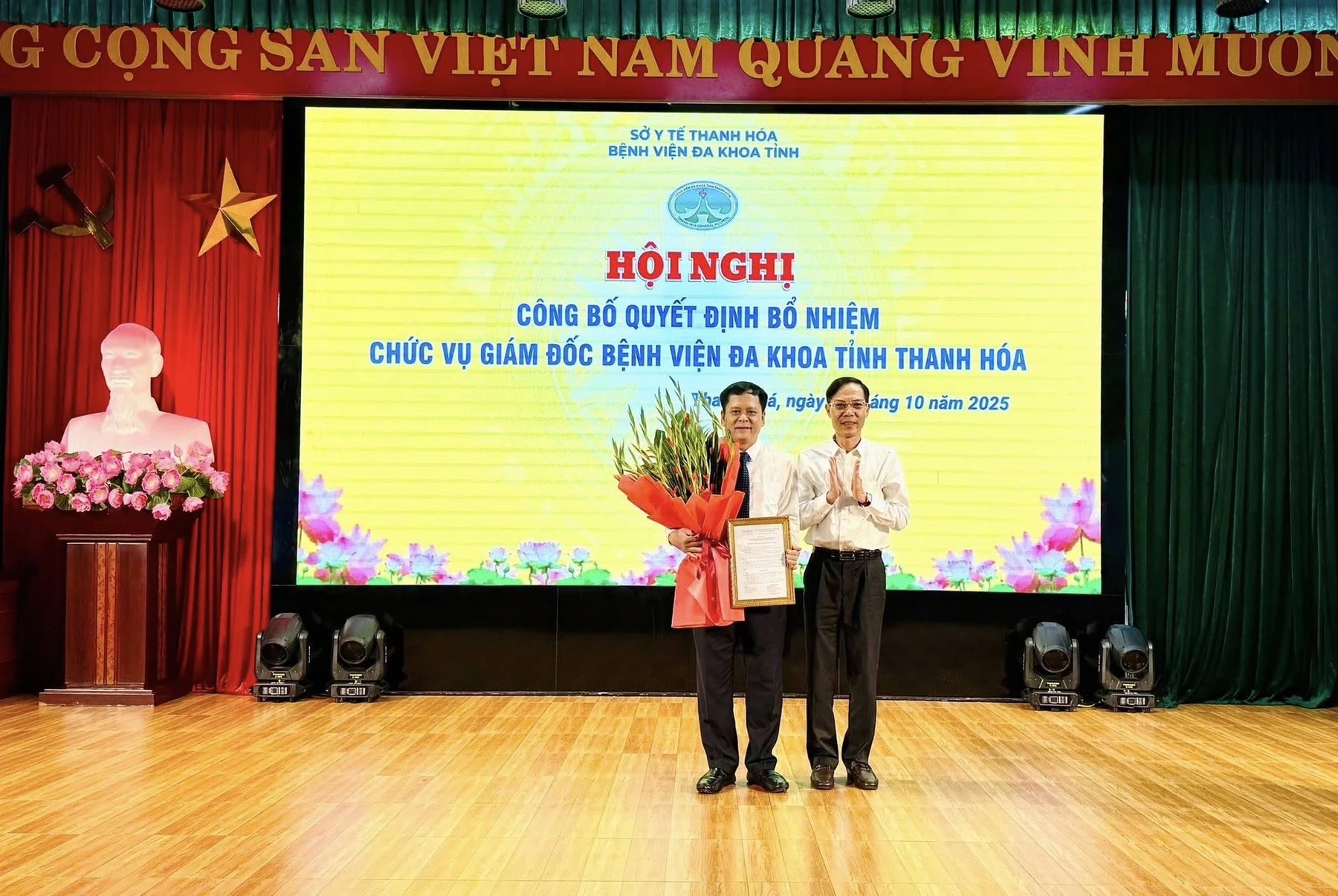 Đồng chí Phó Chủ tịch UBND tỉnh Đầu Thanh Tùng trao quyết định cho Tân Giám đốc Bệnh viện Đa khoa tỉnh Thanh Hóa.
