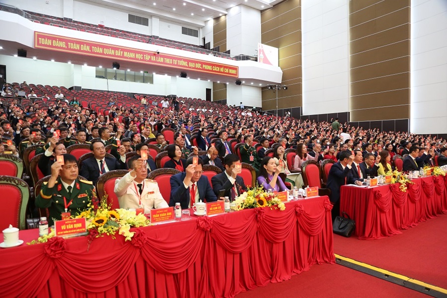 Các đại biểu biểu quyết thông qua chương trình Đại hội.