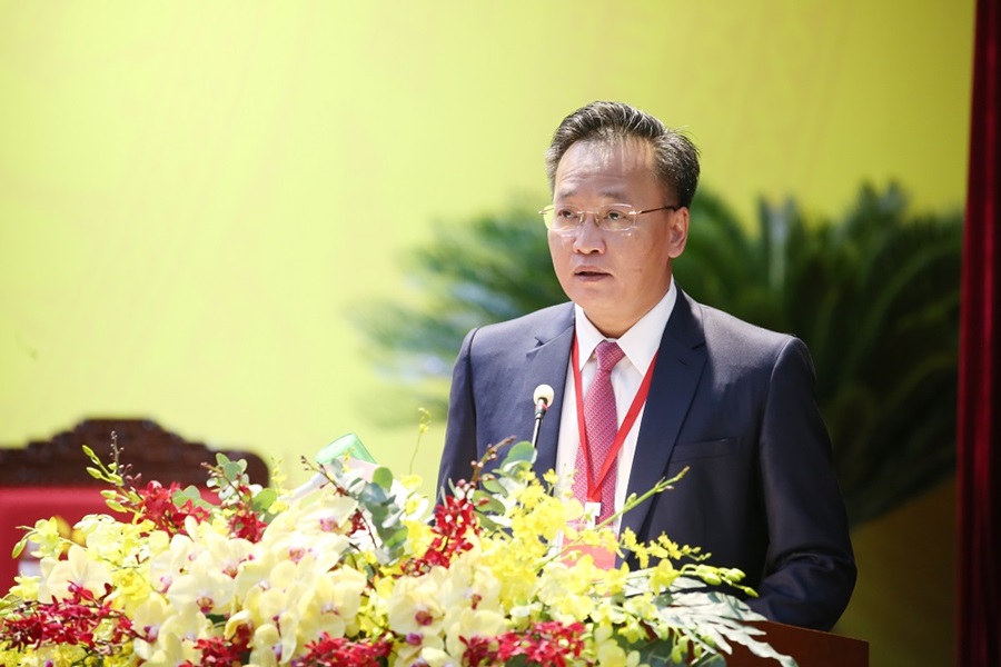 Ông Nguyễn Hữu Nghĩa, Ủy viên Ban Chấp hành Trung ương Đảng, Bí thư Tỉnh ủy trình bày Báo cáo kiểm điểm của Ban Chấp hành Đảng bộ tỉnh nhiệm kỳ 2020 - 2025.