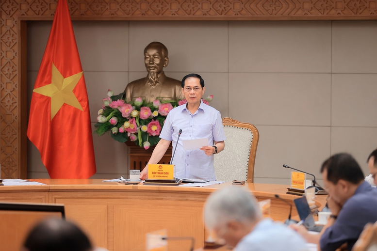 Phó Thủ tướng giao Bộ Công Thương hỗ trợ các địa phương đôn đốc thực hiện các nhiệm vụ cụ thể đối với nhóm dự án đã có chủ đầu tư và chưa có chủ đầu tư; thường xuyên kiểm tra, giám sát, đánh giá tình hình thực hiện các dự án nguồn và lưới điện để đề xuất giải pháp bảo đảm tiến độ - Ảnh: VGP/Hải Minh