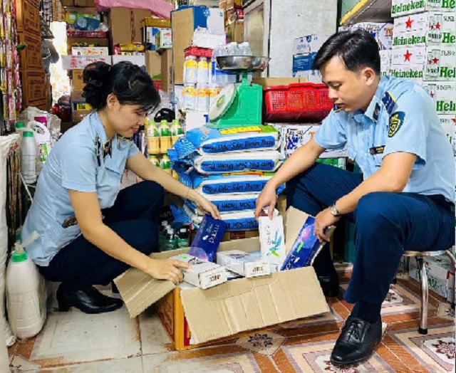 Đội QLTT số 2 kiểm tra lô hàng thuốc lá điếu ngoại nhập. Ảnh: Đức Duy
