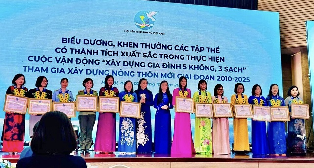 Quang cảnh Lễ vinh danh các tập thẻ, cá nhân có thành tích xuất sắc trong việc thực hiện Cuộc vận động 