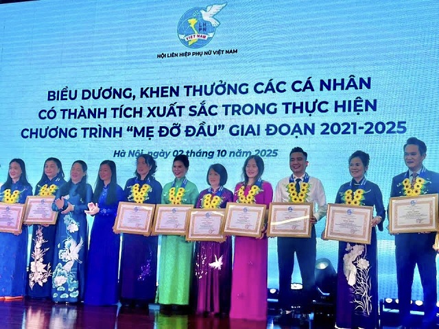 Bà Đồng Thị Ánh (thứ 5 từ phải qua) tại Lễ vinh danh về thành tích thực hiện Chương trình “Mẹ đỡ đầu” giai đoạn 2021 – 2025. Ảnh: A-Vy
