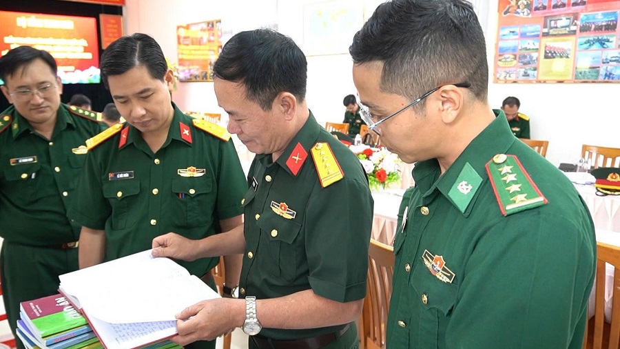 Đo&agrave;n c&ocirc;ng t&aacute;c kiểm tra c&aacute;c nội dung tại Đồn Bi&ecirc;n ph&ograve;ng Cửa khẩu Mỹ Qu&yacute; T&acirc;y