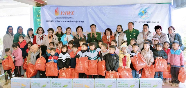 Bà Đồng Thị Ánh (hàng sau, thứ 6 từ phải qua) trong một lần đến với trẻ em miền núi tỉnh Lào Cai. Ảnh: A-Vy