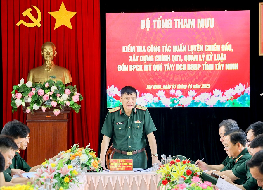 Thiếu tướng Trần B&aacute; Khương, Ph&oacute; Cục trưởng Cục Qu&acirc;n huấn - Nh&agrave; trường kết luận tại buổi kiểm tra