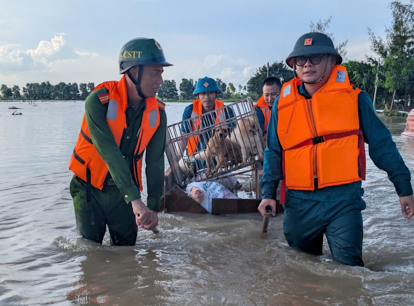 Công an và lực lượng Quân sự phường Hải Dương hỗ trợ người dân di dời tài sản sau bão số 10. Công an và lực lượng Quân sự phường Hải Dương hỗ trợ người dân di dời tài sản sau bão số 10.