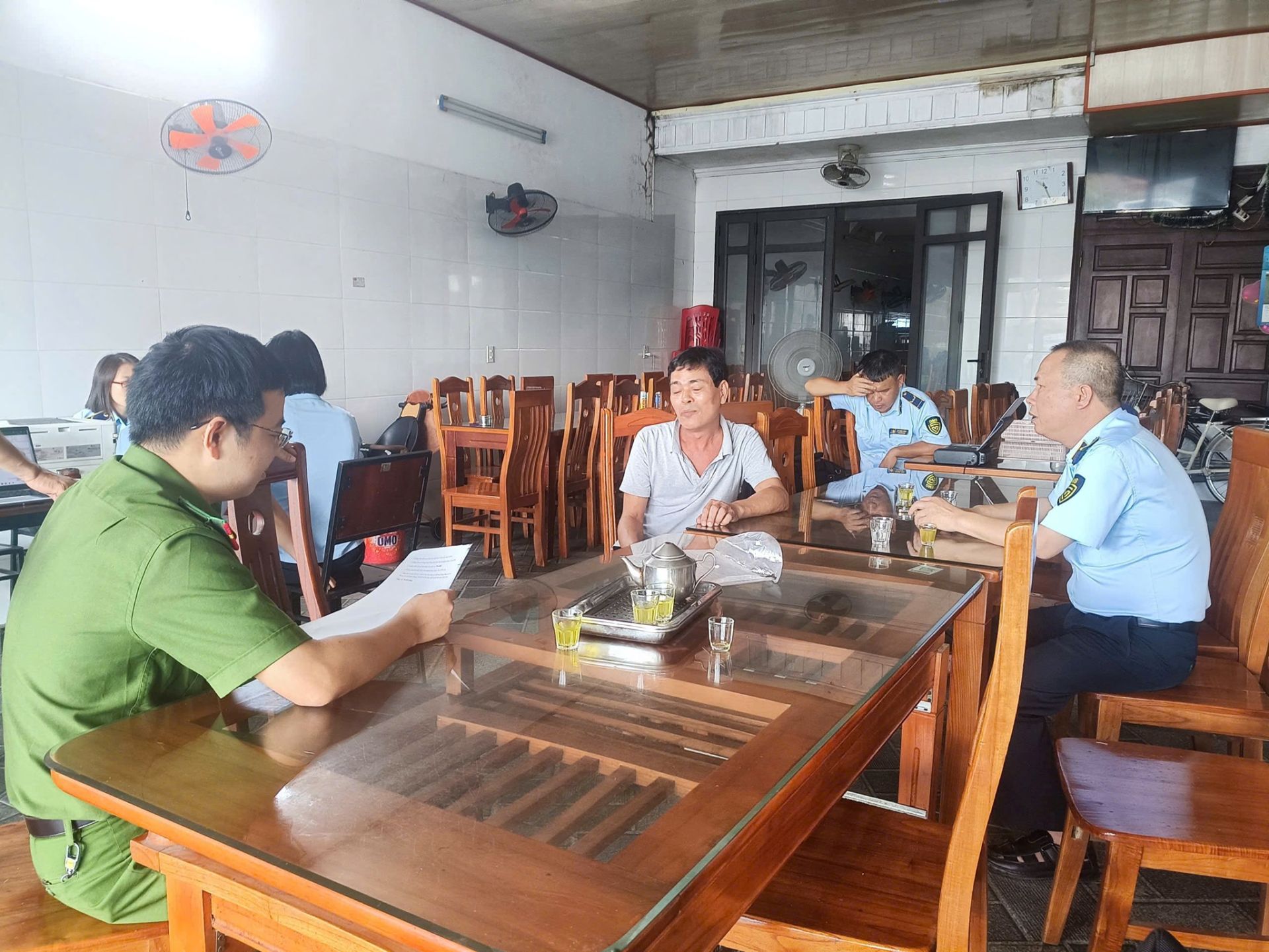 Công an xã Vĩnh Am và các cơ quan chức năng làm việc với Hộ kinh doanh nhà hàng Tỵ Quỳnh. Công an xã Vĩnh Am và các cơ quan chức năng làm việc với Hộ kinh doanh nhà hàng Tỵ Quỳnh.