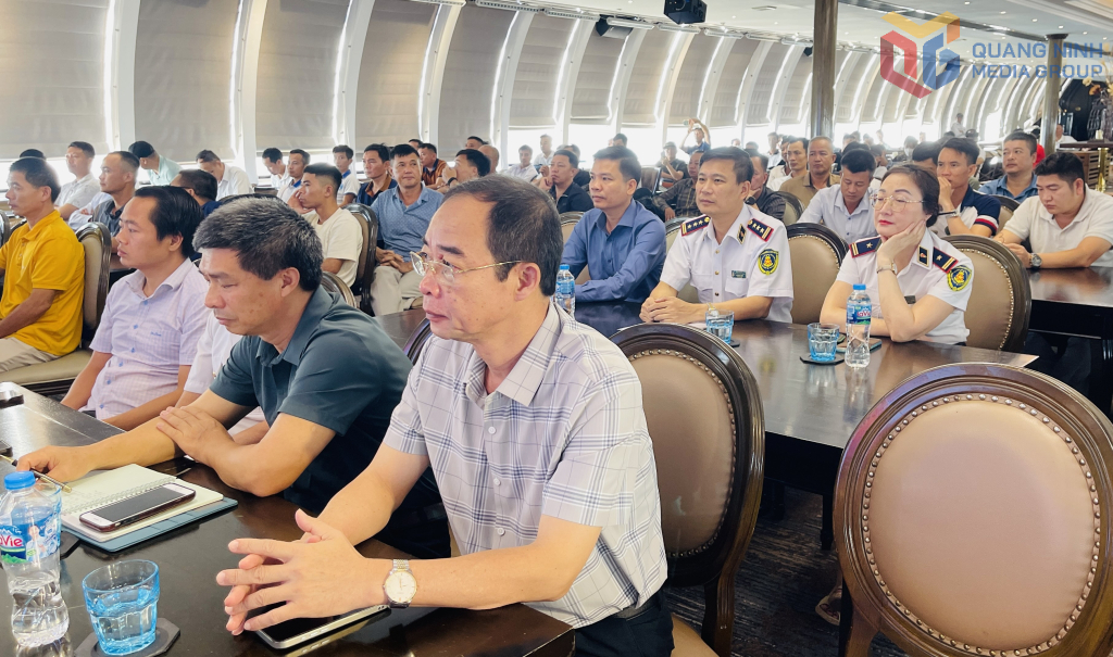 Tham gia chương trình tập huấn có trên 500 học viên là thuyền trưởng tàu du lịch trên Vịnh Hạ Long, Vịnh Bái Tử Long, cán bộ, nhân viên, người lao động làm việc tại các cảng bến và những đơn vị liên quan. Tham gia chương trình tập huấn có trên 500 học viên là thuyền trưởng tàu du lịch trên Vịnh Hạ Long, Vịnh Bái Tử Long, cán bộ, nhân viên, người lao động làm việc tại các cảng bến và những đơn vị liên quan.