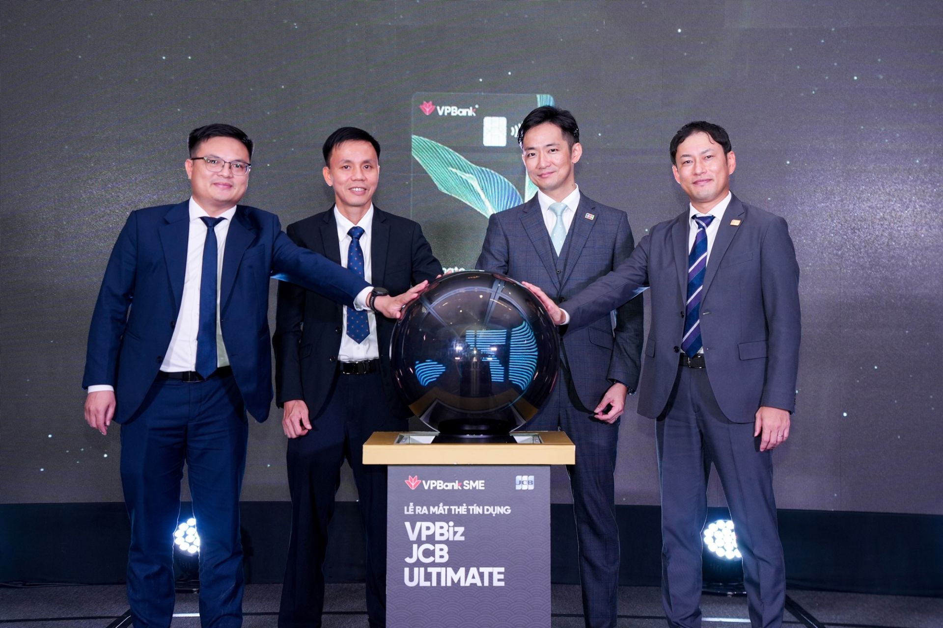 Đại diện VPBankSME và JCB bấm nút chính thức ra mắt thẻ tín dụng VPBiz JCB Ultimate