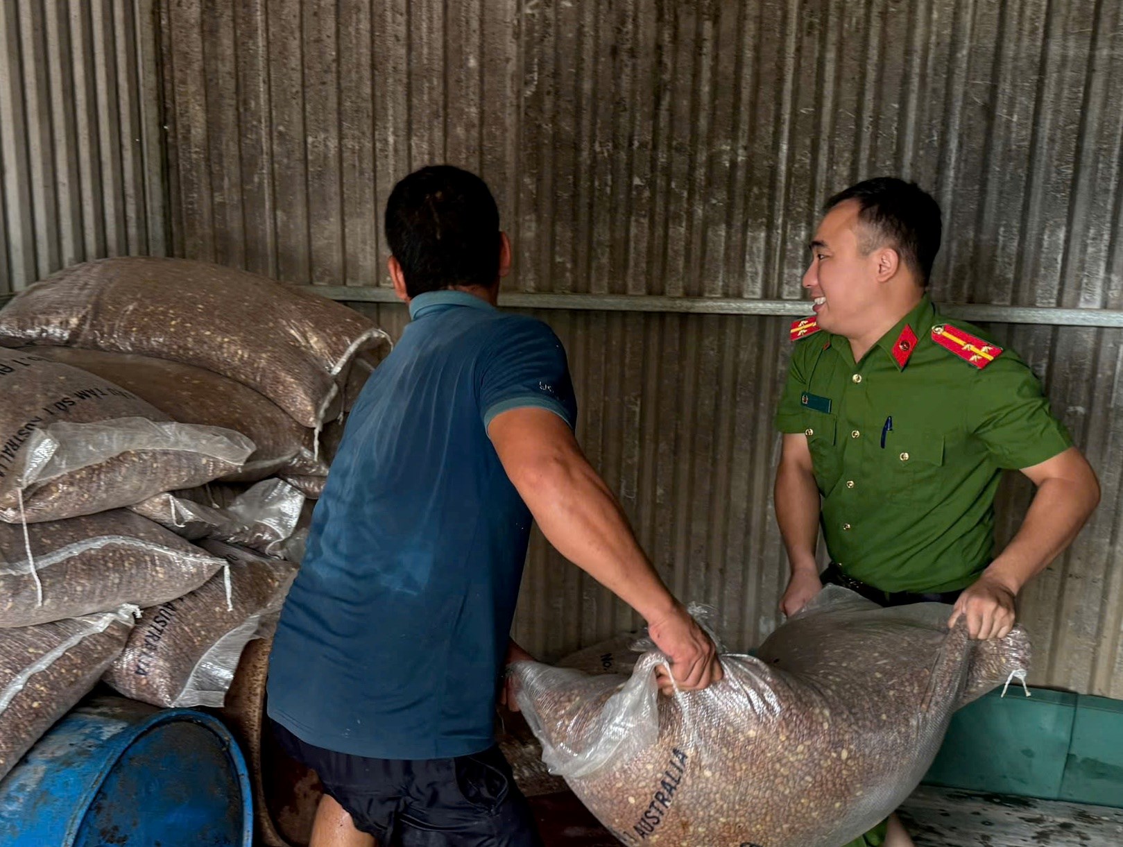 “Lúc dân cần, lúc dân khó có Công an “Lúc dân cần, lúc dân khó có Công an