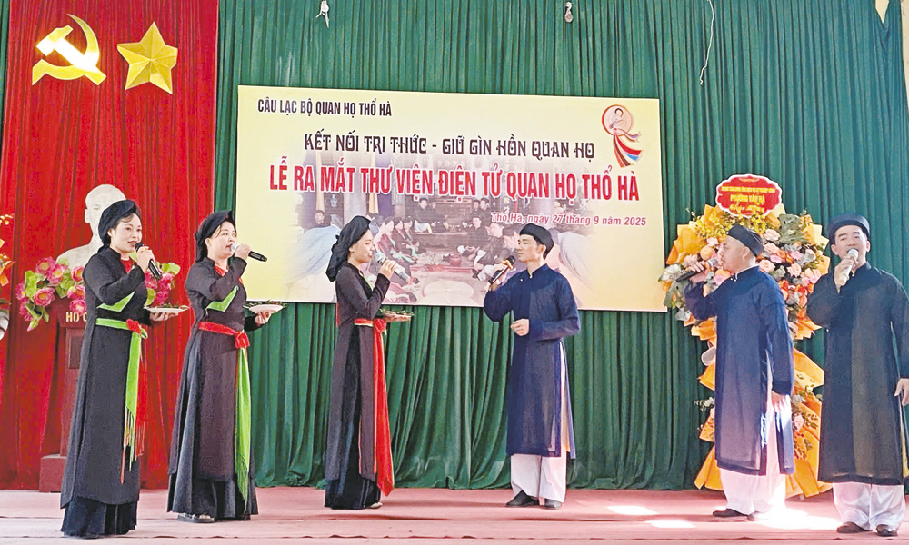 Câu lạc bộ Quan họ Thổ Hà biểu diễn tại lễ ra mắt thư viện. Câu lạc bộ Quan họ Thổ Hà biểu diễn tại lễ ra mắt thư viện.