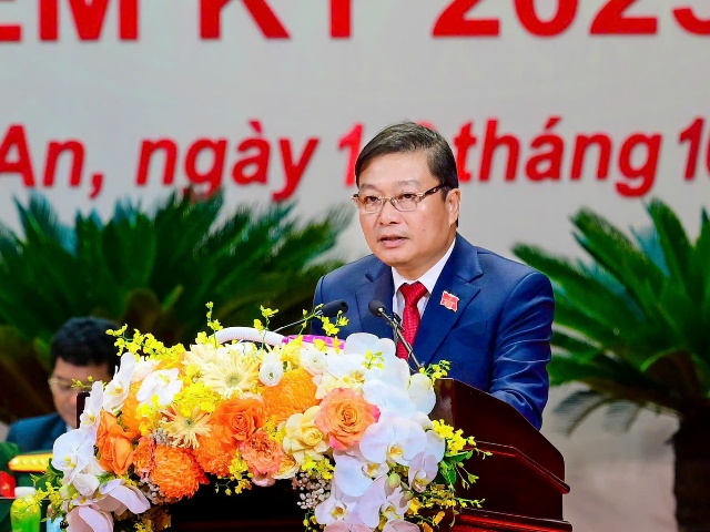 Chủ tịch UBND tỉnh Lê Hồng Vinh trình bày tóm tắt báo cáo chính trị.