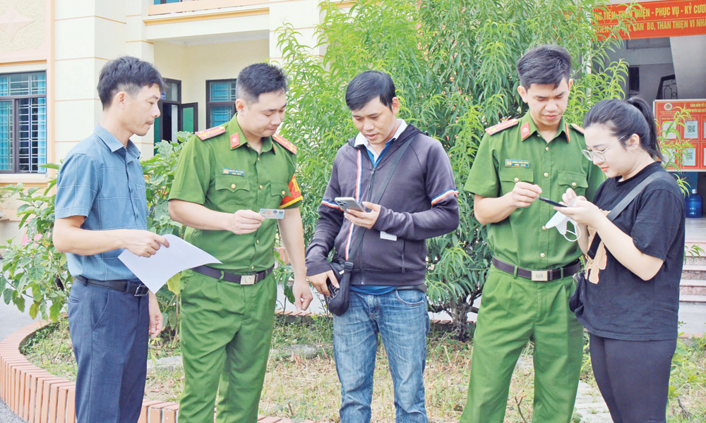 Cán bộ Công an phường Nếnh thông tin về phương thức, thủ đoạn của tội phạm sử dụng công nghệ cao tới người dân trên địa bàn.