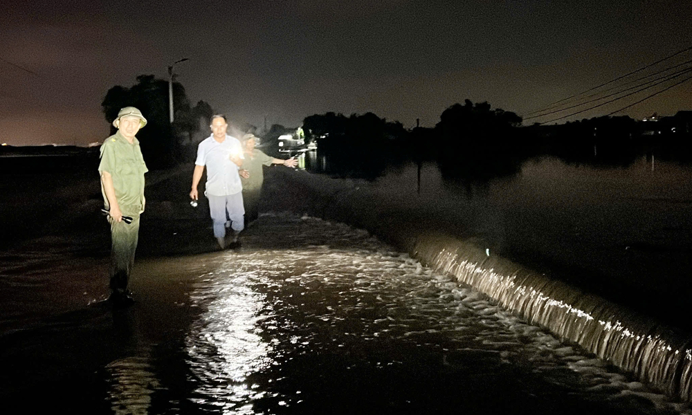 Lúc 20 giờ ngày 1/10, đê bối Vân Hà - Tiên Sơn bị tràn cục bộ. Ban Chỉ huy Phòng thủ dân sự phường Vân Hà chỉ đạo các lực lượng cùng tổ dân phố bố trí nhân lực ứng trực 24/24 giờ, sẵn sàng ứng phó khi cần thiết