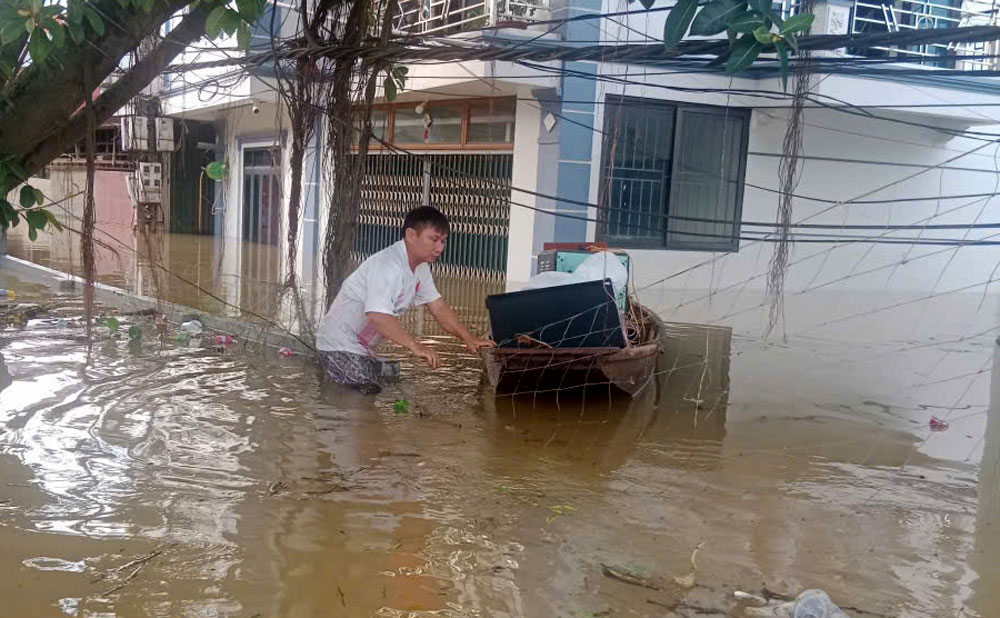 Người dân xã Xuân Cẩm di chuyển đồ đạc đến nơi an toàn.