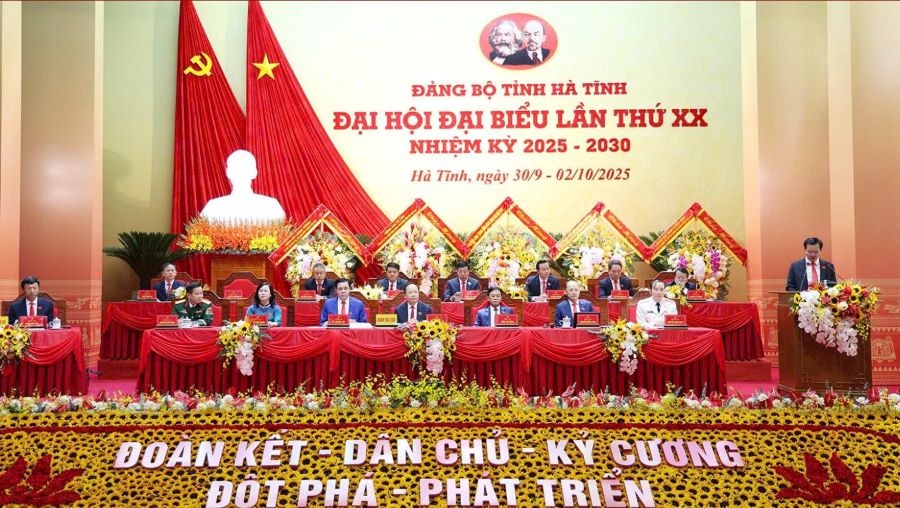 Đoàn Chủ tịch Đại hội.