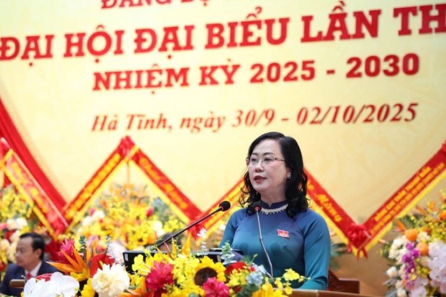 Đồng chí Trương Thanh Huyền, Trưởng ban Tổ chức Tỉnh ủy báo cáo kết quả Hội nghị thứ nhất Ban Chấp hành Đảng bộ tỉnh Hà Tĩnh khóa XX.