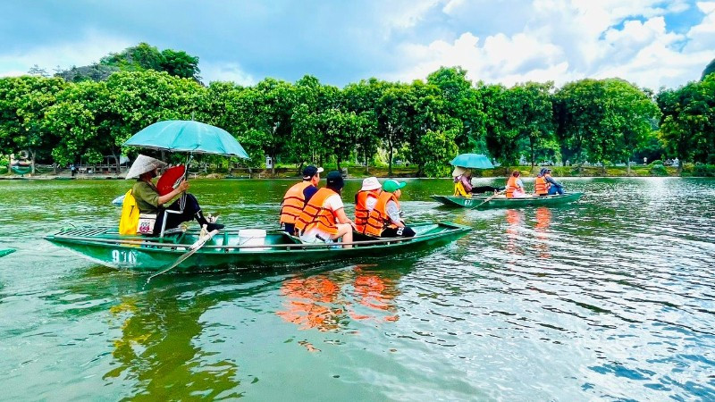 Du khách tham quan Tràng An