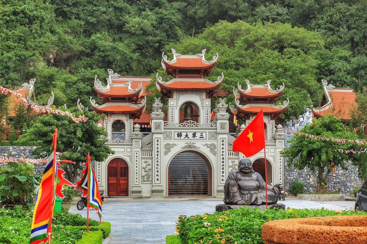 Chùa Hổ Sơn hay còn gọi là Hổ Linh Tự toạ lạc ở phía nam sườn núi Hổ, xã Liên Minh, nơi đây theo sử sách Công chúa Huyền Trân về lập am thờ Phật.