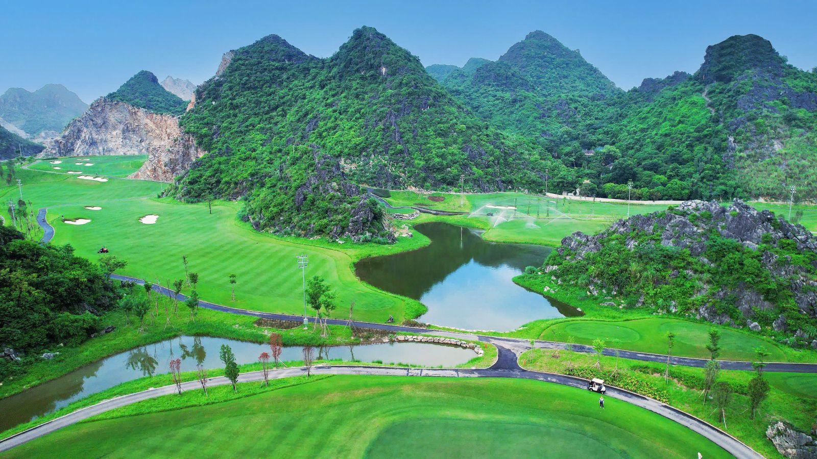 Hai sân gôn của Ninh Bình là Trang An Golf & Resort và Legend Country Club vinh dự được vinh danh trong hạng mục Top 10 Sân gôn phục vụ khách du lịch tốt nhất
