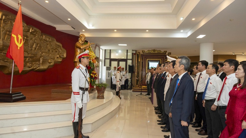 Các đại biểu thắp hương, dâng hoa tại Bảo tàng Hồ Chí Minh Các đại biểu thắp hương, dâng hoa tại Bảo tàng Hồ Chí Minh