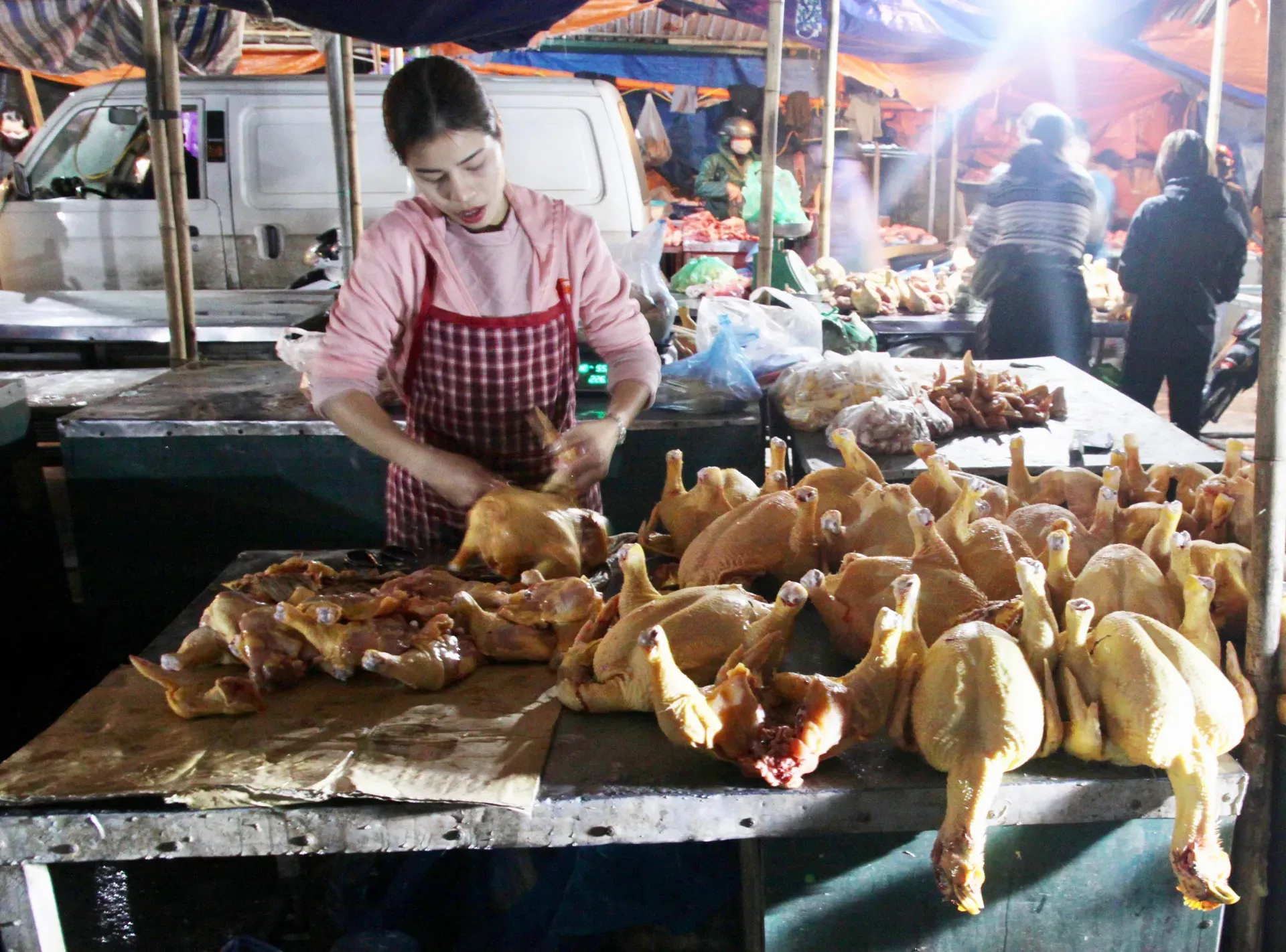 Quản lý chặt chẽ hoạt động giết mổ góp phần bảo đảm an toàn thịt động vật. Ảnh minh họa