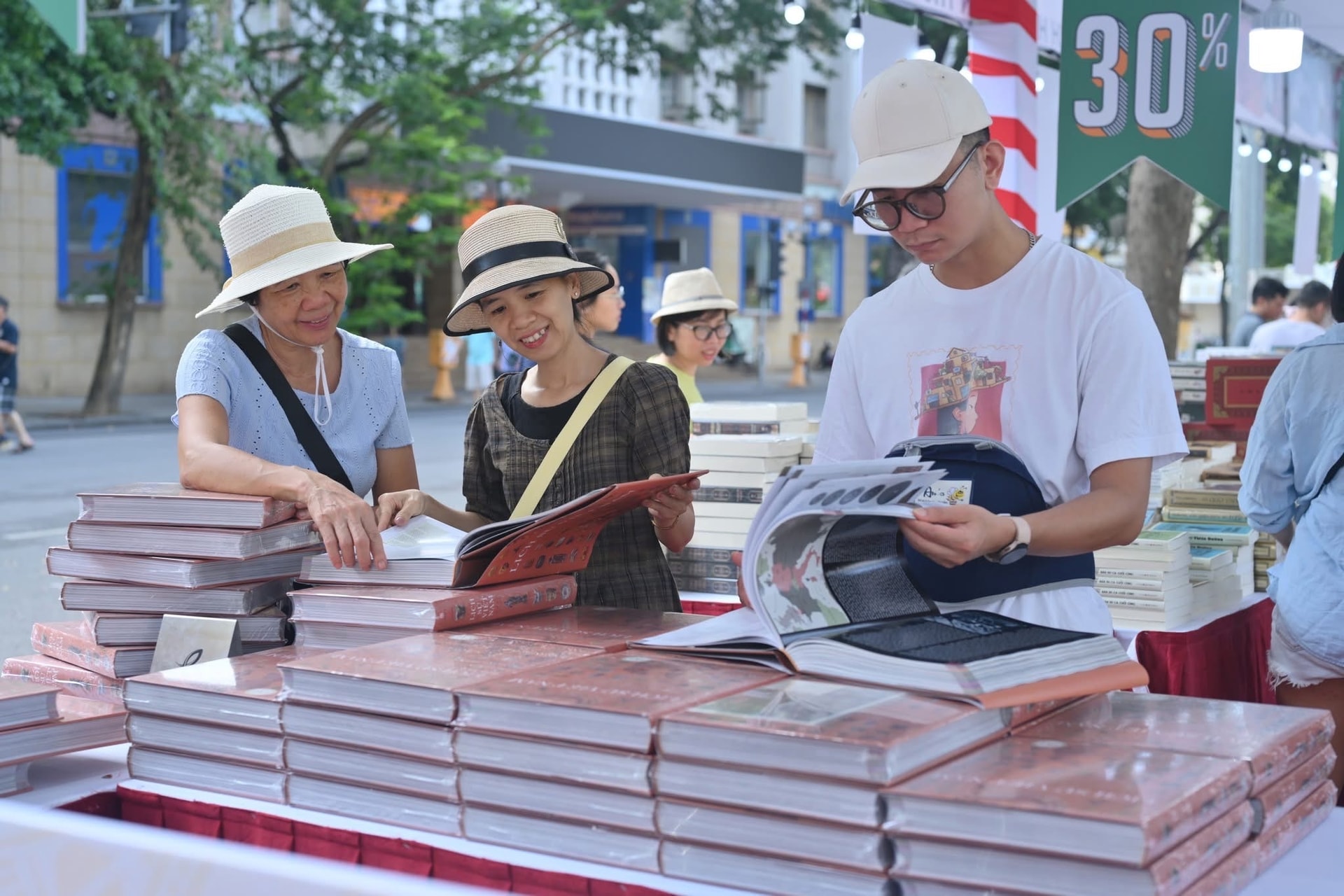 Hội sách Hà Nội 2025 khai mạc tại không gian đi bộ hồ Hoàn Kiếm