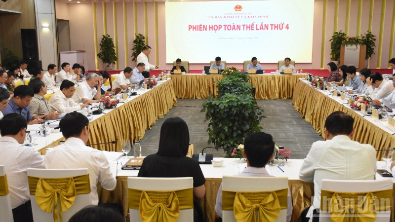 Toàn cảnh phiên khai mạc toàn thể của Ủy ban Kinh tế và Tài chính của Quốc hội. (Ảnh: ANH ĐÀO)