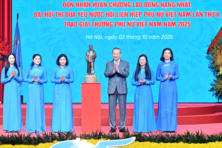 Tổng Bí thư Tô Lâm trao bức tượng Chủ tịch Hồ Chí Minh tặng Hội Liên hiệp Phụ nữ Việt Nam. (Ảnh: ĐĂNG KHOA)