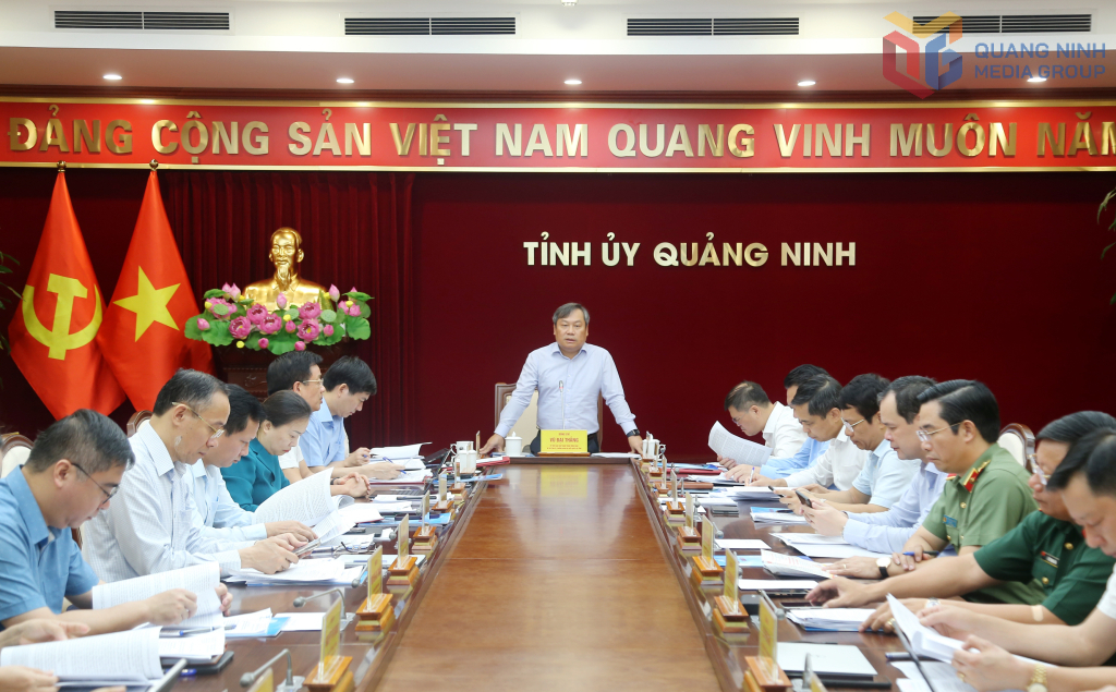 Ông Vũ Đại Thắng, Ủy viên Trung ương Đảng, Bí thư Tỉnh ủy, Trưởng Đoàn ĐBQH tỉnh Quảng Ninh chủ trì hội nghị.