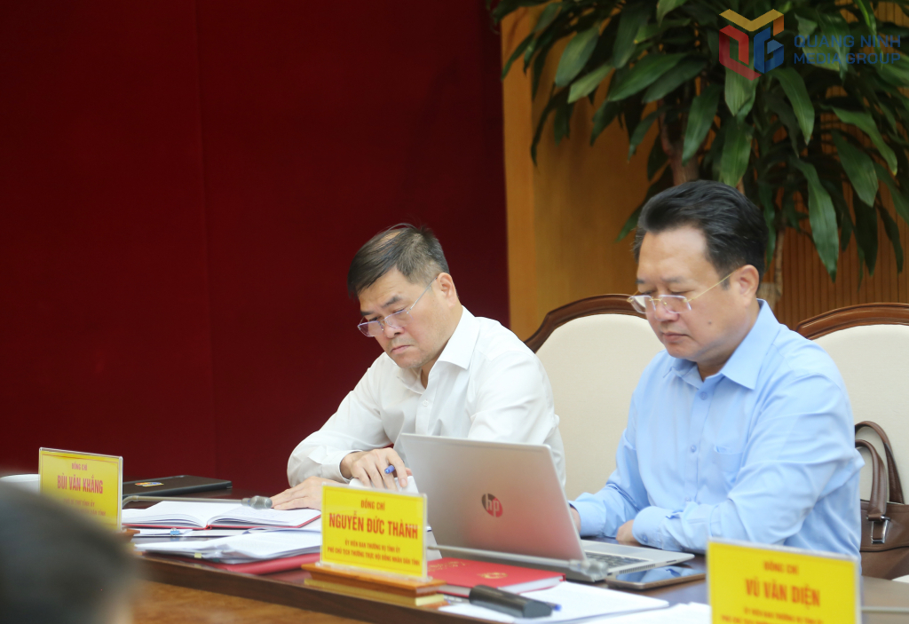 Ông Bùi Văn Khắng, Phó Bí thư Tỉnh ủy, Chủ tịch UBND tỉnh Quảng Ninh cùng các đại biểu dự hội nghị.