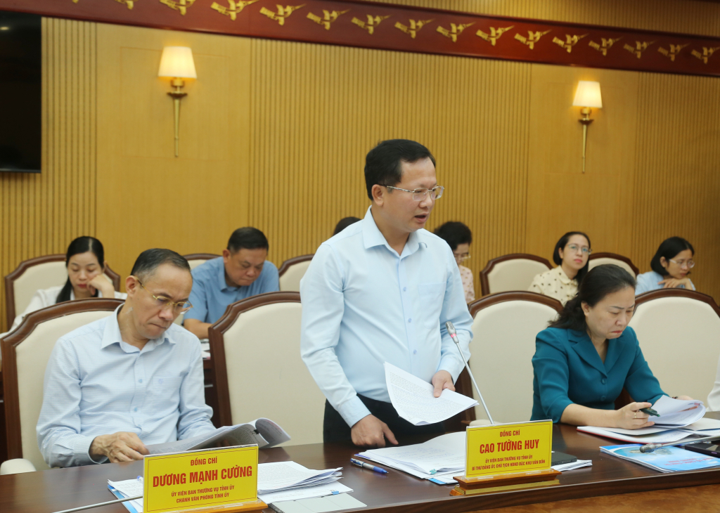 Ông Cao Tường Huy, Bí thư Đảng ủy Đặc khu Vân Đồn, phát biểu tại hội nghị.