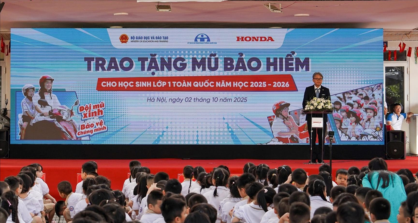 Chủ tịch, Giám đốc điều hành Honda Motor Nhật Bản Toshihiro Mibe phát biểu tại Trường Tiểu học Vạn Bảo sáng 2-10. (Ảnh Hoàng Linh) Chủ tịch, Giám đốc điều hành Honda Motor Nhật Bản Toshihiro Mibe phát biểu tại Trường Tiểu học Vạn Bảo sáng 2-10. (Ảnh Hoàng Linh)