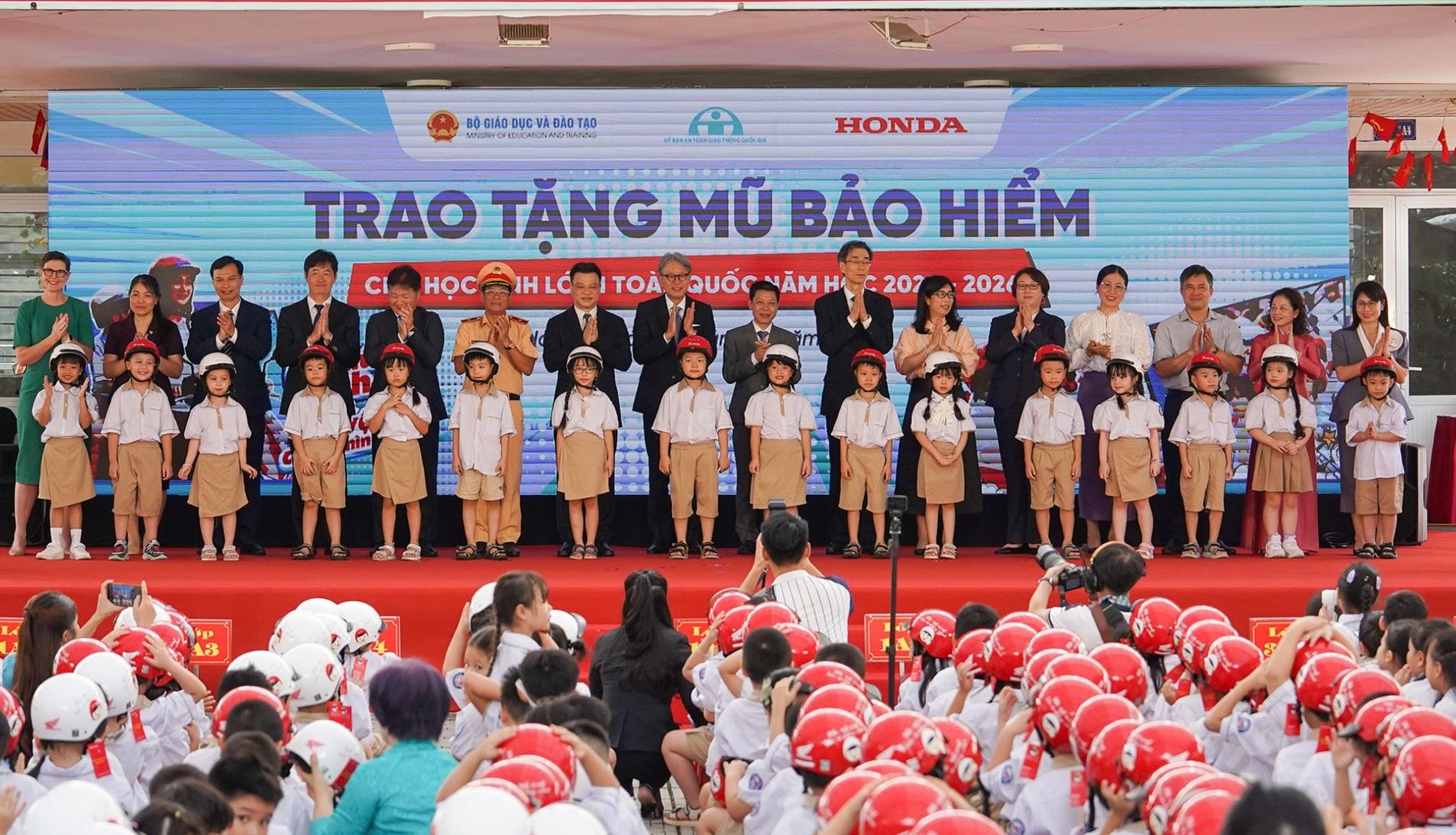 1,8 triệu học sinh lớp 1 được tặng mũ bảo hiểm từ Honda