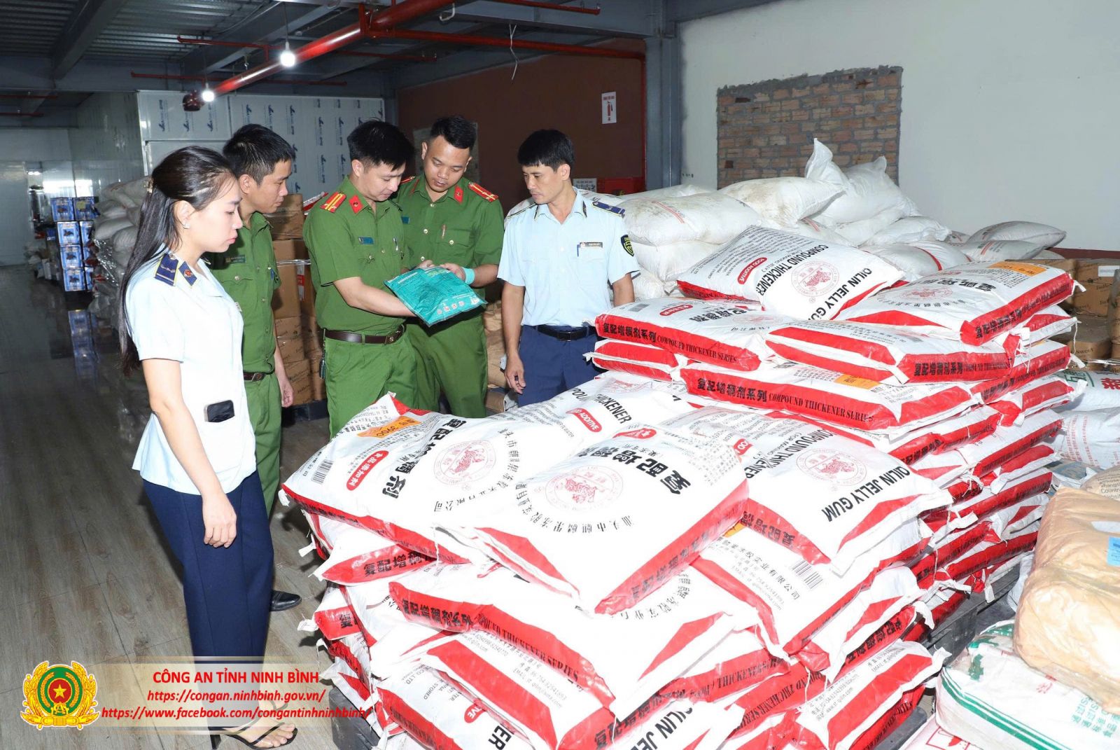 Kiểm tra lô hàng hóa vi phạm (Ảnh: CA Ninh Bình)