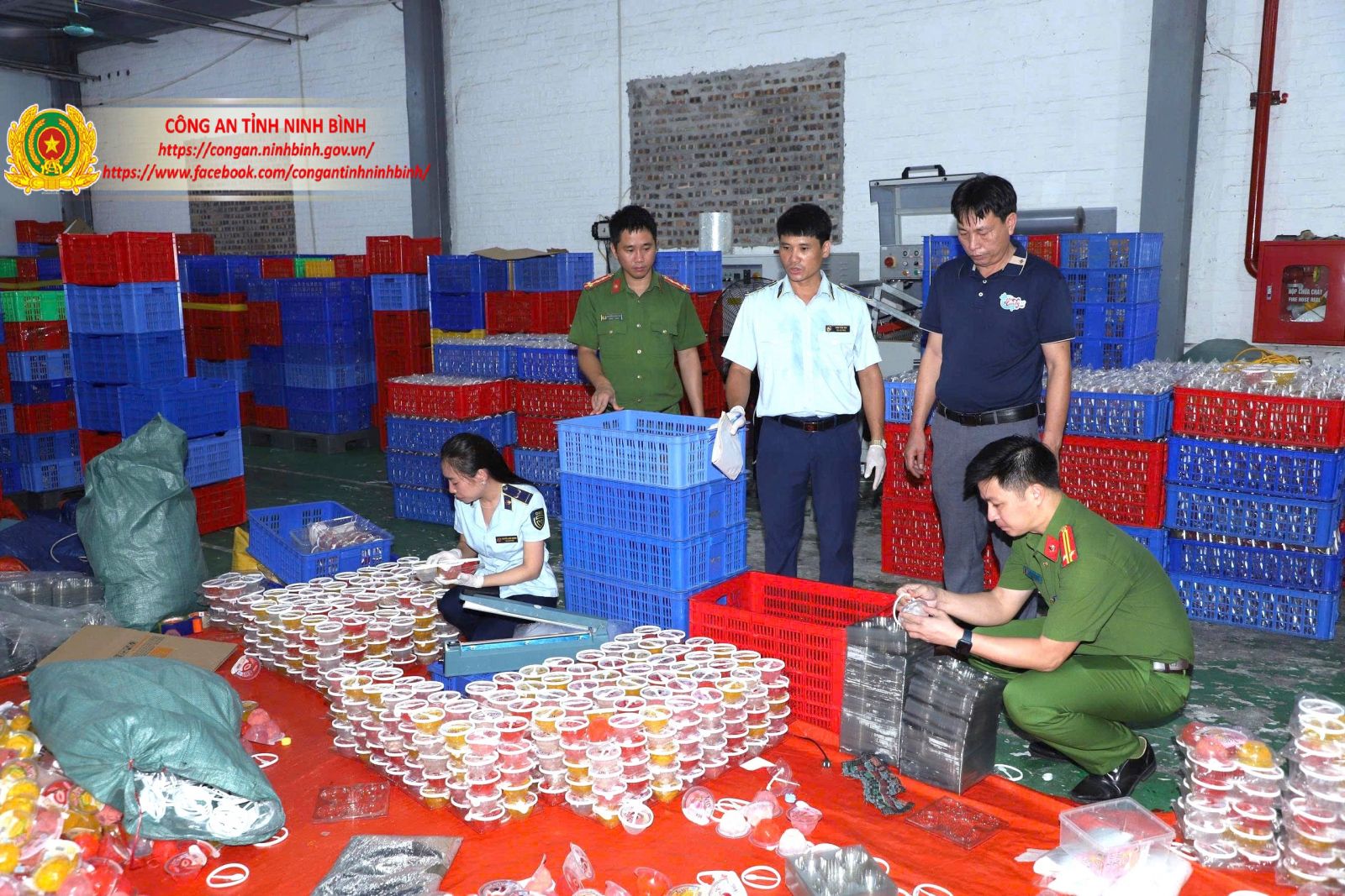 Lực lượng chức năng kiểm tra hàng hóa
