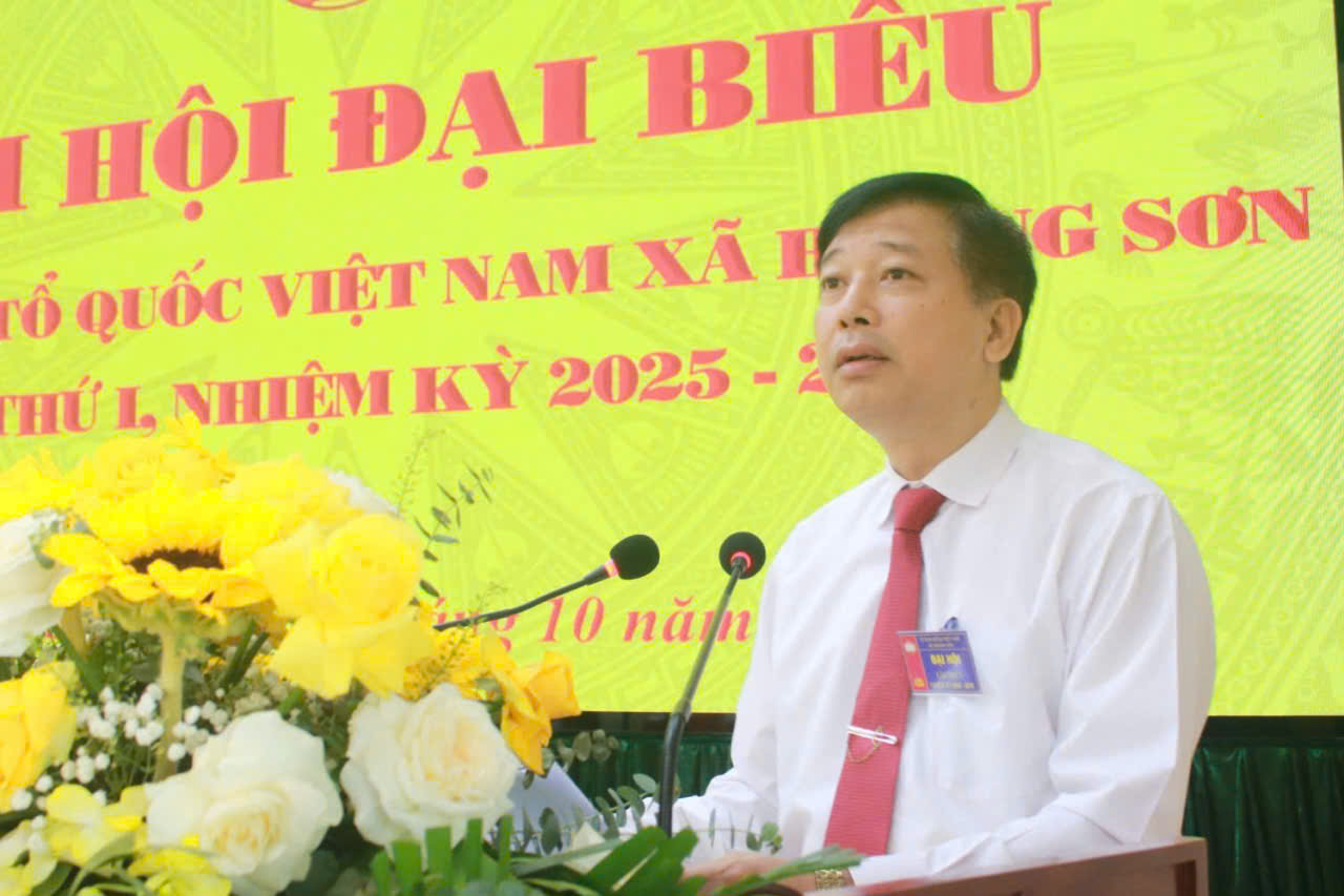 &Ocirc;ng L&ecirc; Xu&acirc;n Thu &ndash; Tỉnh ủy vi&ecirc;n - B&iacute; thư Đảng ủy - Chủ tịch HĐND x&atilde; biểu dương những kết quả nổi bật m&agrave; MTTQ x&atilde; Hoằng Sơn đ&atilde; đạt được trong nhiệm kỳ qua..jpg