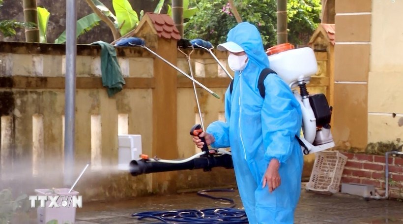 Phun hóa chất phòng chống dịch bệnh. (Ảnh: TTXVN)