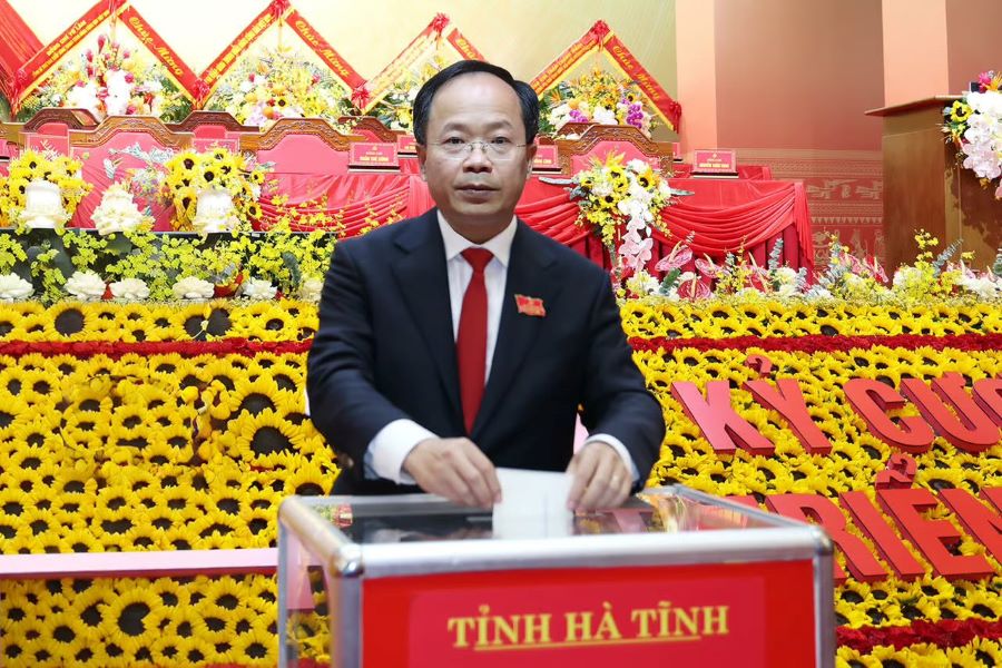 Bí thư Tỉnh ủy Hà Tĩnh Nguyễn Duy Lâm ủng hộ đồng bào bị thiệt hại do bão. Bí thư Tỉnh ủy Hà Tĩnh Nguyễn Duy Lâm ủng hộ đồng bào bị thiệt hại do bão.