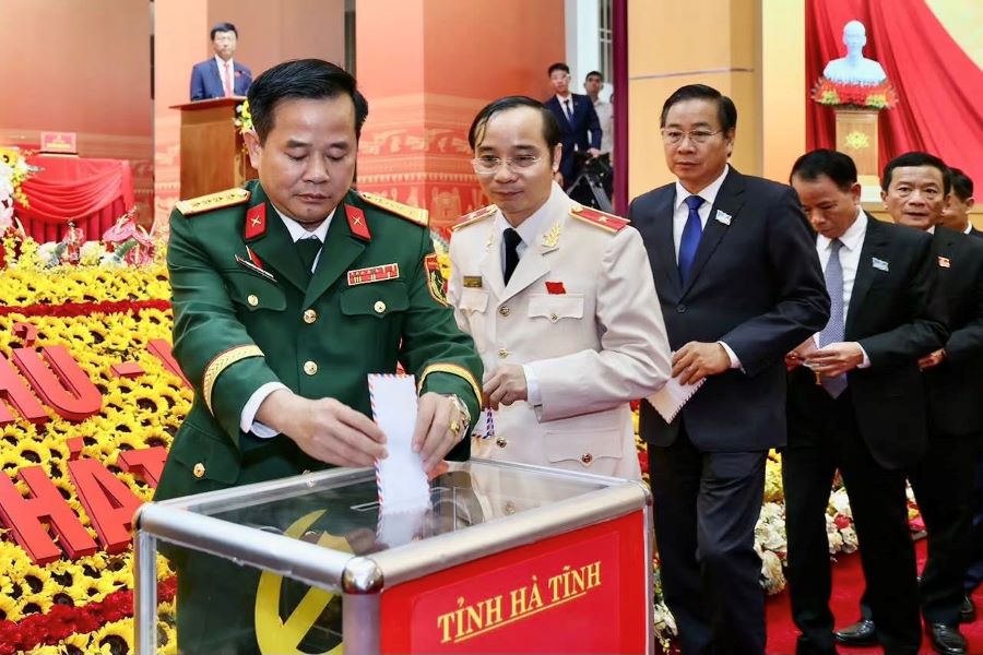 Các đại biểu ủng hộ đồng bào bị thiệt hại do bão. Các đại biểu ủng hộ đồng bào bị thiệt hại do bão.