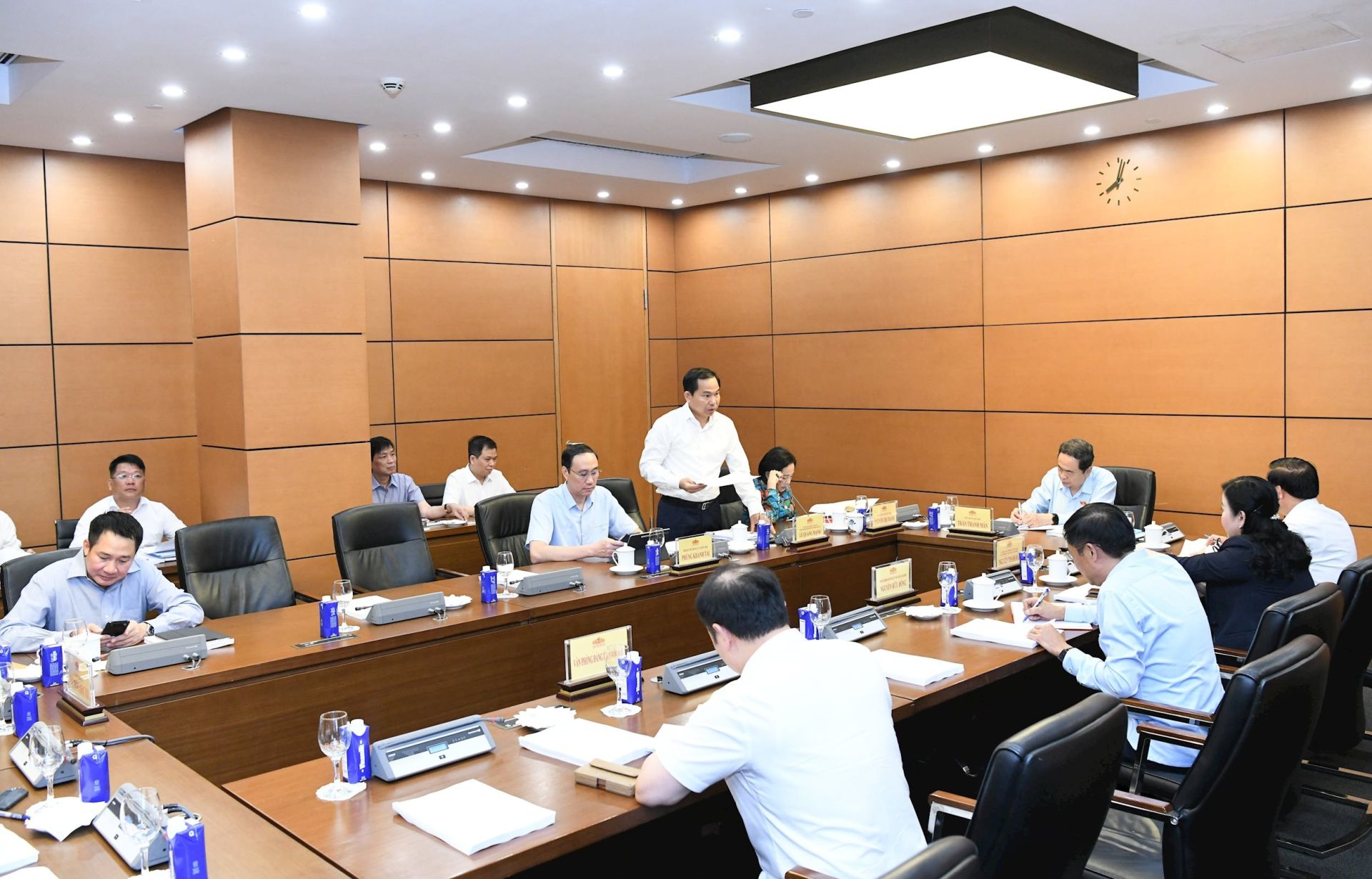 Phó Chủ nhiệm Thường trực Văn phòng Quốc hội Lê Quang Mạnh báo cáo. Ảnh: Lâm Hiển