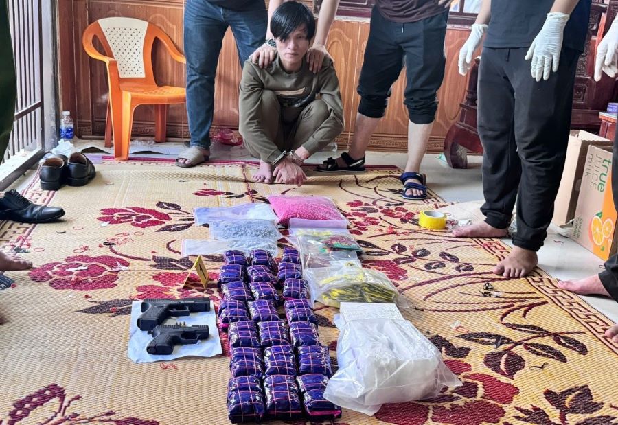 Đối tượng Trần Văn Huy cùng tang vật thu giữ được từ quá trình đấu tranh chuyên án.