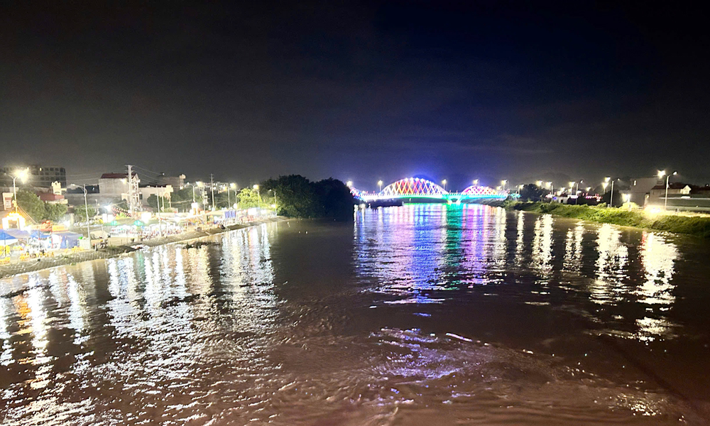 Lũ trên sông Thương lúc 22 giờ đêm 1/10.