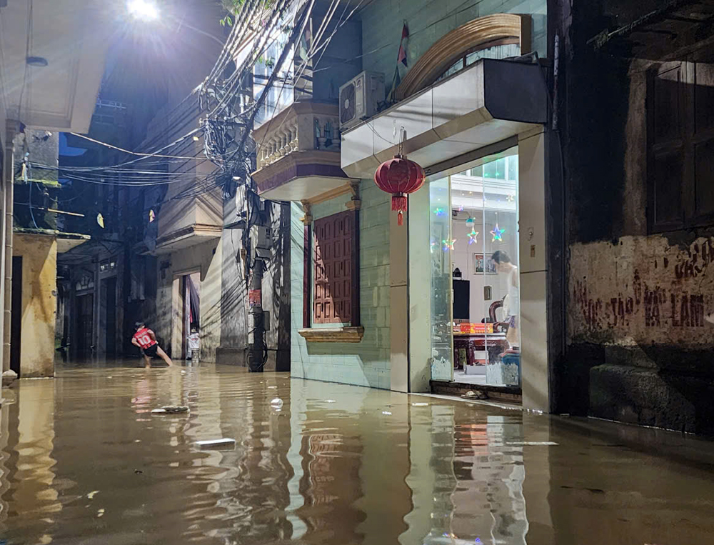 Các gia đình ở tổ dân phố Thổ Hà kê cao tài sản, theo dõi sát sao mực nước để tiếp tục có biện pháp ứng phó.