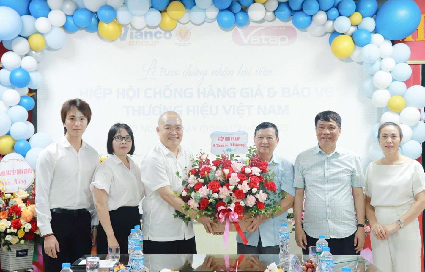 Đại diện Hiệp hội VATTAP trao tặng hoa và chứng nhận cho đại diện Tập đoàn Vianco