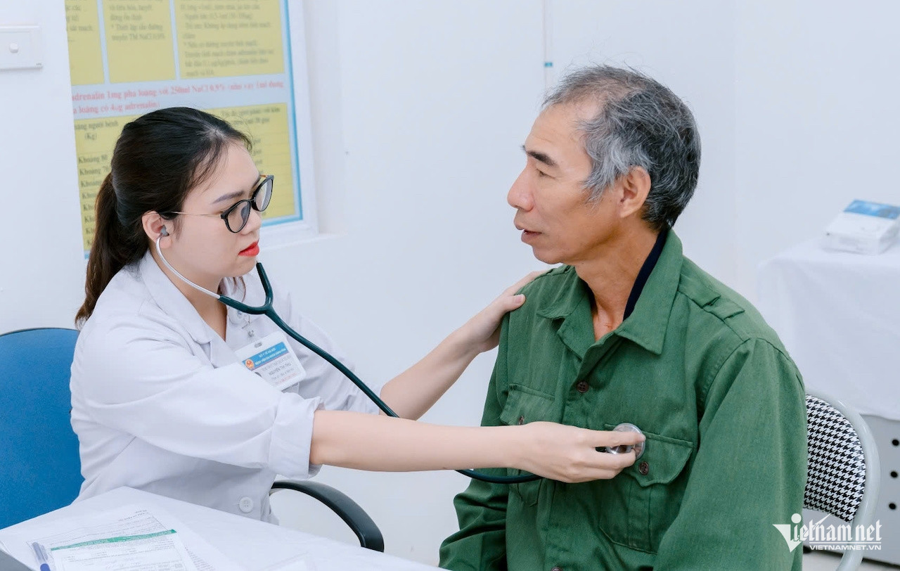 Người dân xã Quang Minh được khám sàng lọc miễn phí. Ảnh: N. Huyền